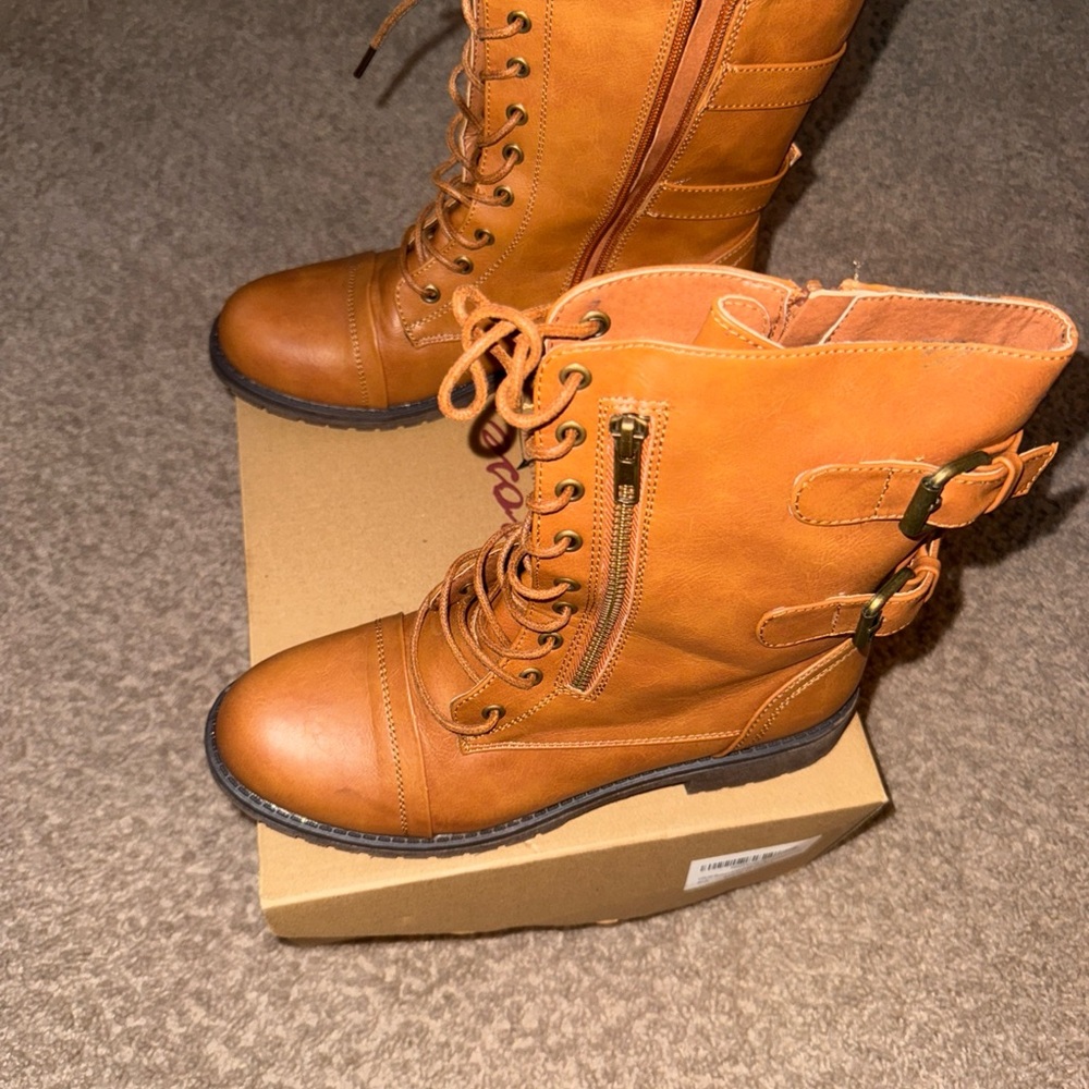 Vepose Tan Combat Boots with Side Zipper and Buckle Straps Great Condition